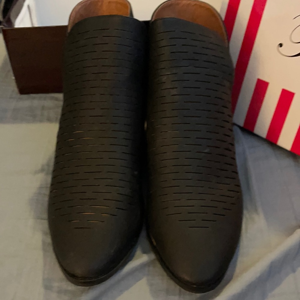 Shortie boots open weave kept in box